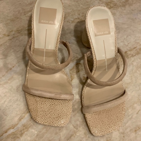 NWT- Dolce Vita Noles Heels in Dune suede, Size 7 - Picture 10 of 13